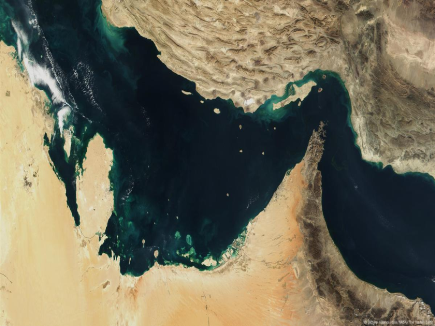 البرلمان الإيراني يصادق على تحصيل رسوم مقابل الخدمات من السفن العابرة لمضيق هرمز