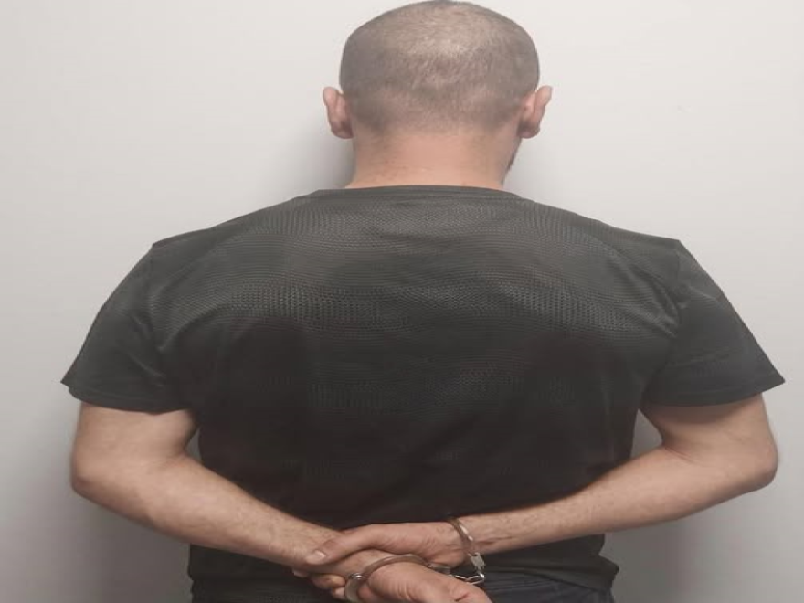 شعبة المعلومات: توقيف شخص اقتحم محطة محروقات في بحنين وسرق منها 28 ألف دولار بقوة السلاح