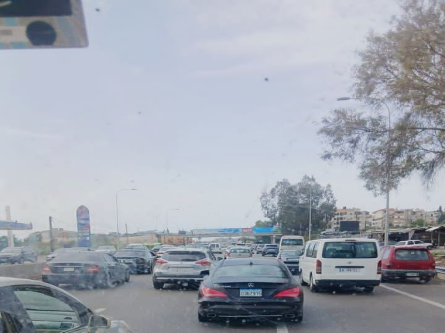 ‏أهالي الموقوفين الإسلاميين يقطعون طريق الناعمة وتوتر وإطلاق نار 