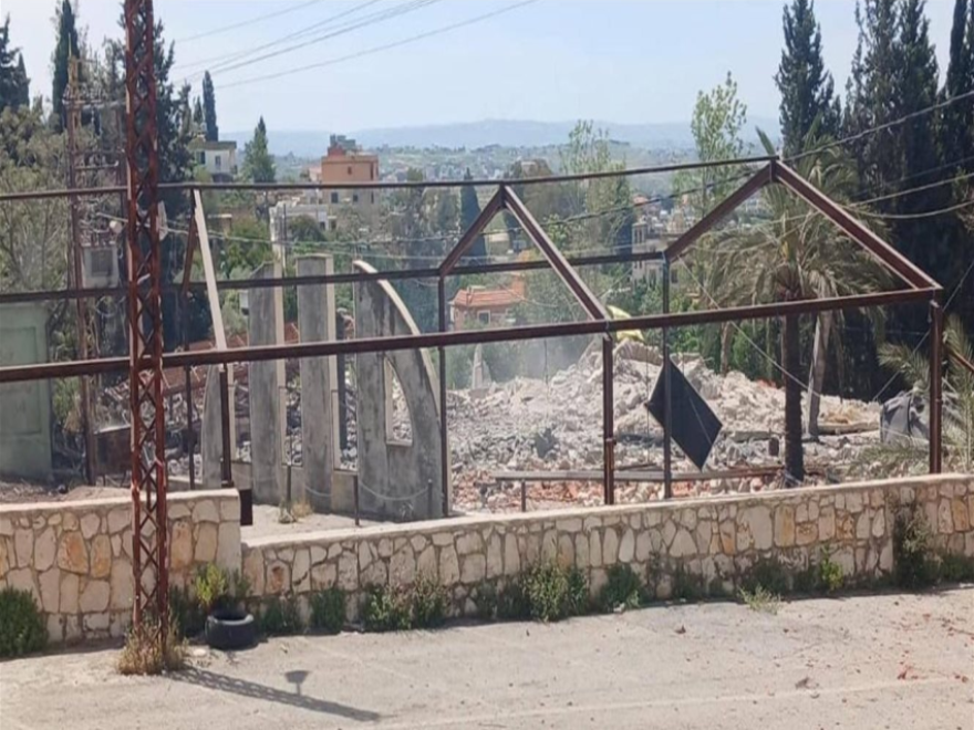 غارة دمّرت الحسينية القديمة في بلدة الدوير بالكامل