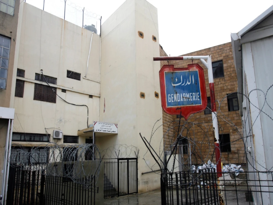 الأخبار _ حقّ السجينات في رعاية أطفالهن: قانون «كلاس» لواقعٍ مُهترِئ