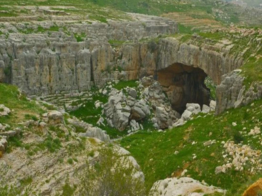 وقفة إحتجاجية  في كفردبيان من أجل حماية  جسر الحجر الطبيعي 