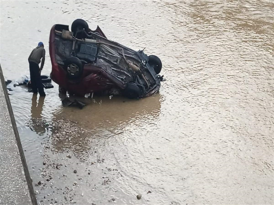 بالفيديو: سقوط سيّارة في نهر الكرنتينا