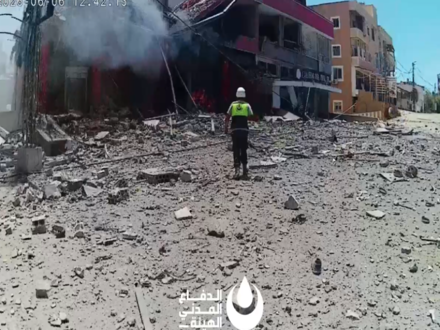 اصابة مسعفين جراء العدوان الاسرائيلي على فريق الدفاع المدني في الهيئة الصحية الاسلامية في بلدة انصارية (فيديو)