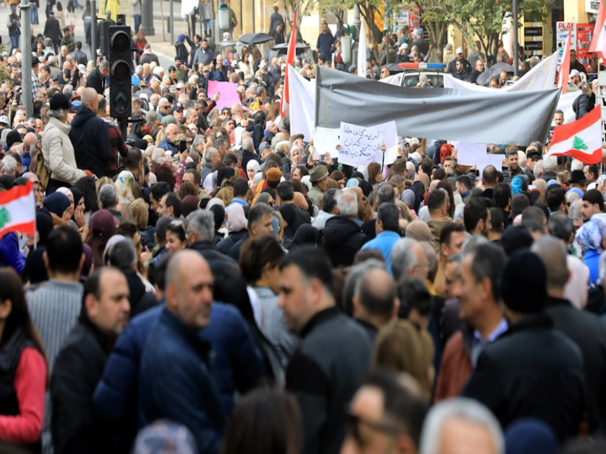 الأخبار _ سلام وجابر يعدان بمساعدة السائقين العموميين: النقابات تتخلّى عن الإضراب