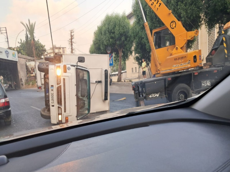 زحمة سير خانقة على المسلك الغربي لأوتوستراد جونية إثر انقلاب شاحنة