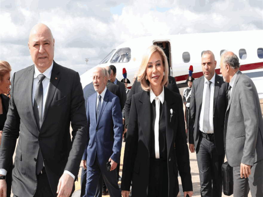  الرئيس عون واللبنانية الأولى غادرا الى روما