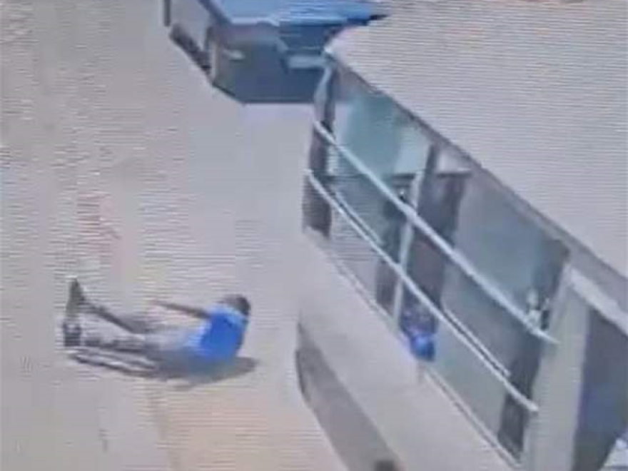 واقعة مروّعة في طرابلس.. طالب يسقط من باص المدرسة (فيديو)
