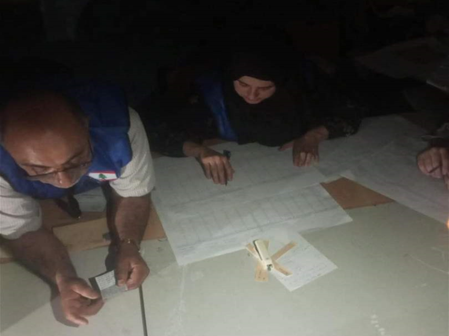 فرز الأصوات على ضوء الهاتف في مدرسة الزاهرية - طرابلس بعد انقطاع الكهرباء