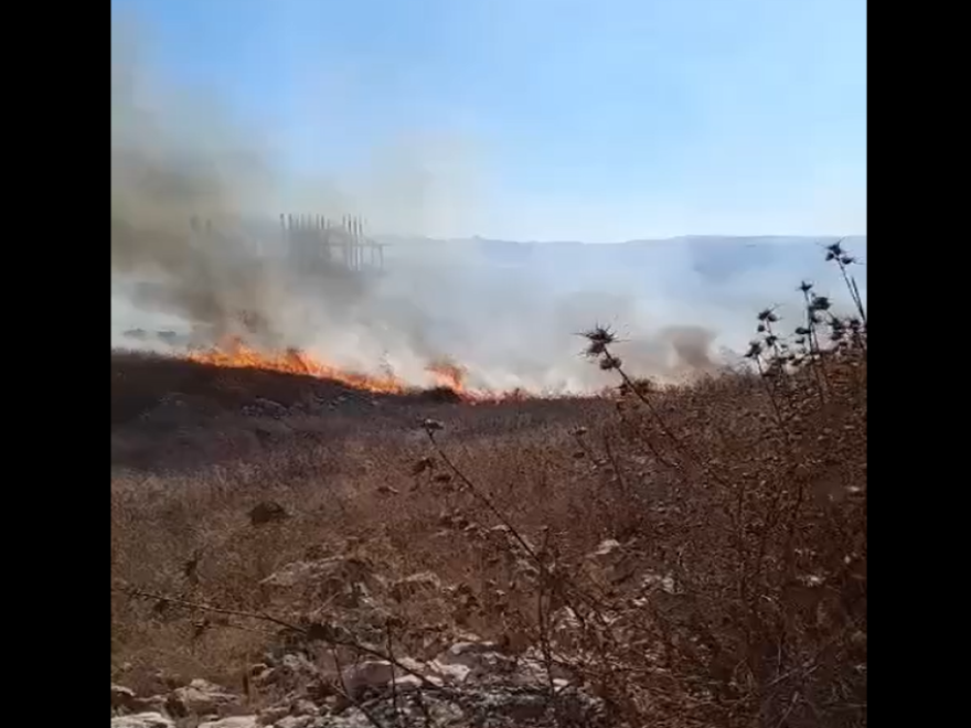 إشتعال النيران بين بلدتي بليدا ومحيبيب و قصف مدفعي على أطراف بيت ليف (فيديو) 