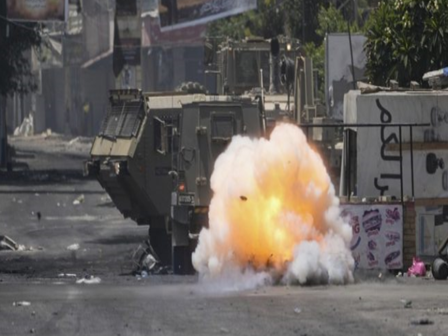 بالفيديو: لحظة تفجير عبوة ناسفة بمركبة للاحتلال