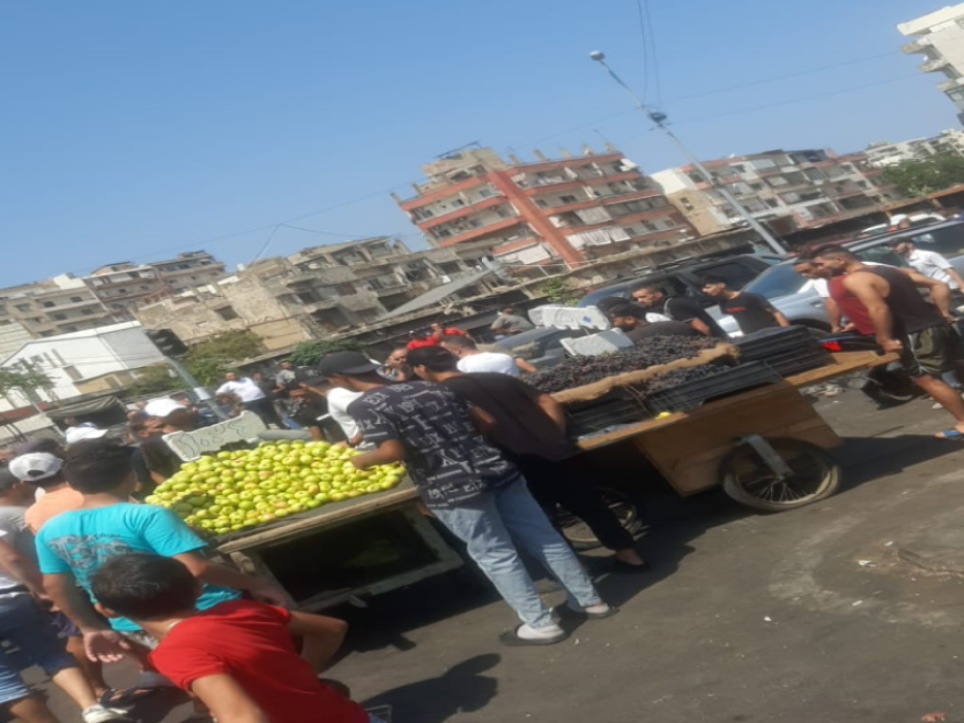 بالصور _ تدافع بين القوى الأمنية ومواطنين على خلفية إزالة ومصادرة بعض البسطات في محلة جسر أبو علي 