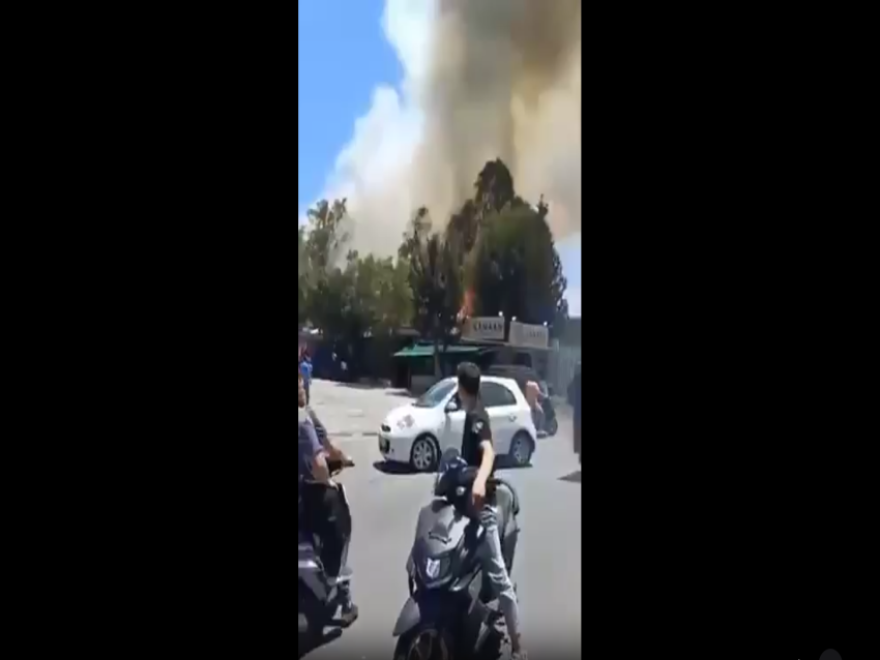 بالفيديو _ حريق كبير عند مدخل الجامعة اللبنانية في منطقة الحدث