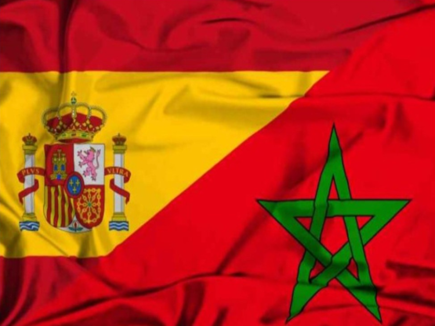 آلاف المهاجرين عبروا الحدود بين المغرب وجيب سبتة الإسباني ليلا