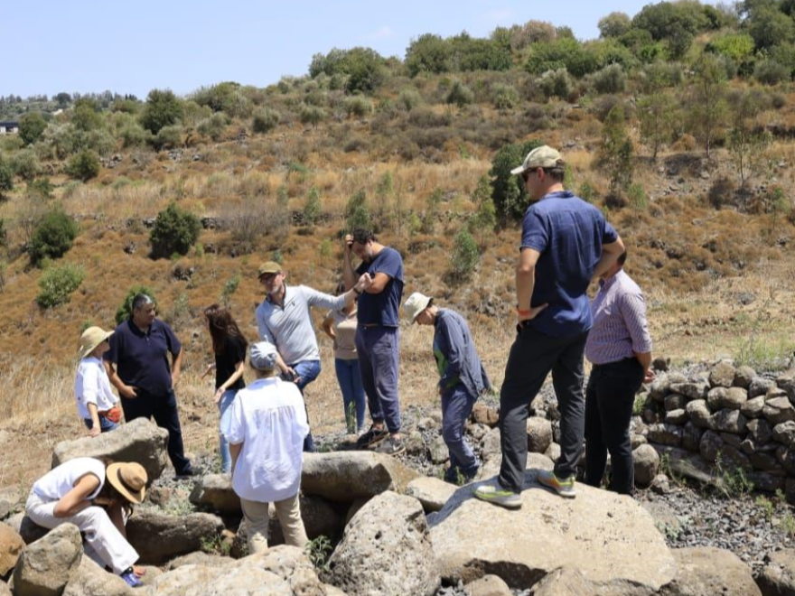 النهار: القبور الميغاليتية في منجز العكارية محط إهتمام علماء الآثار البولنديين