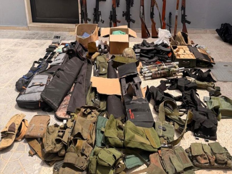 مداهمات للجيش في عكار وصيدا وتوقف 10 أشخاص وضبط كمية كبيرة من الأسلحة والذخائر الحربية والمخدرات