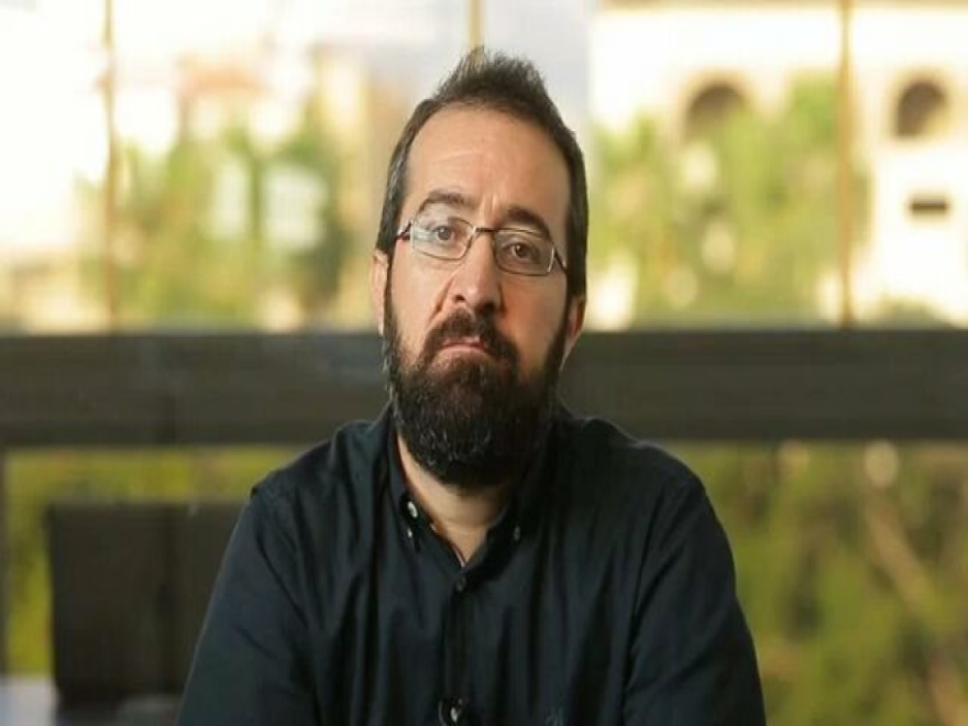 مذكرة إحضار وتوقيف بحق الصحافي حسن عليق