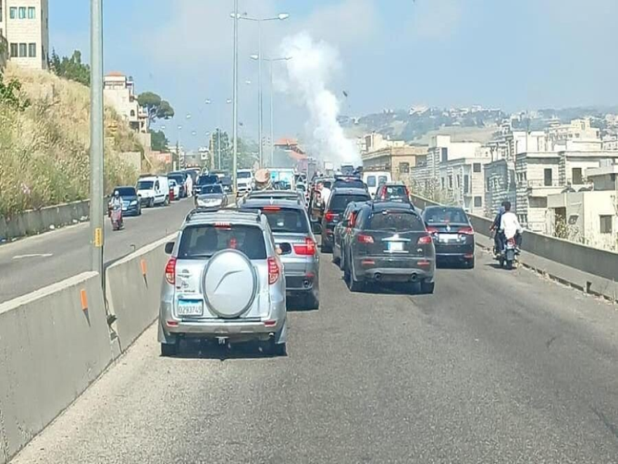 اندلاع حريق في سيارة على طريق بحمدون واقتصرت الأضرار على الماديات