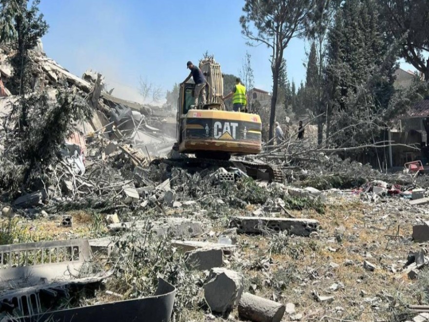 سحب 5 جثامين من تحت مبنى استهدفته غارة إسرائيلية في كفررمان