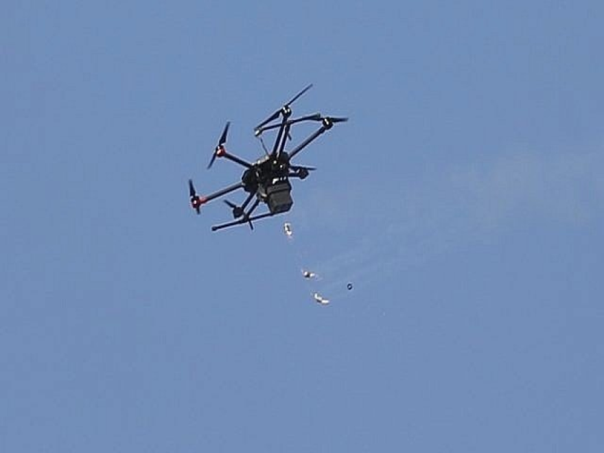محلقة معادية القت مواد متفجرة على مرتفع علي الطاهر