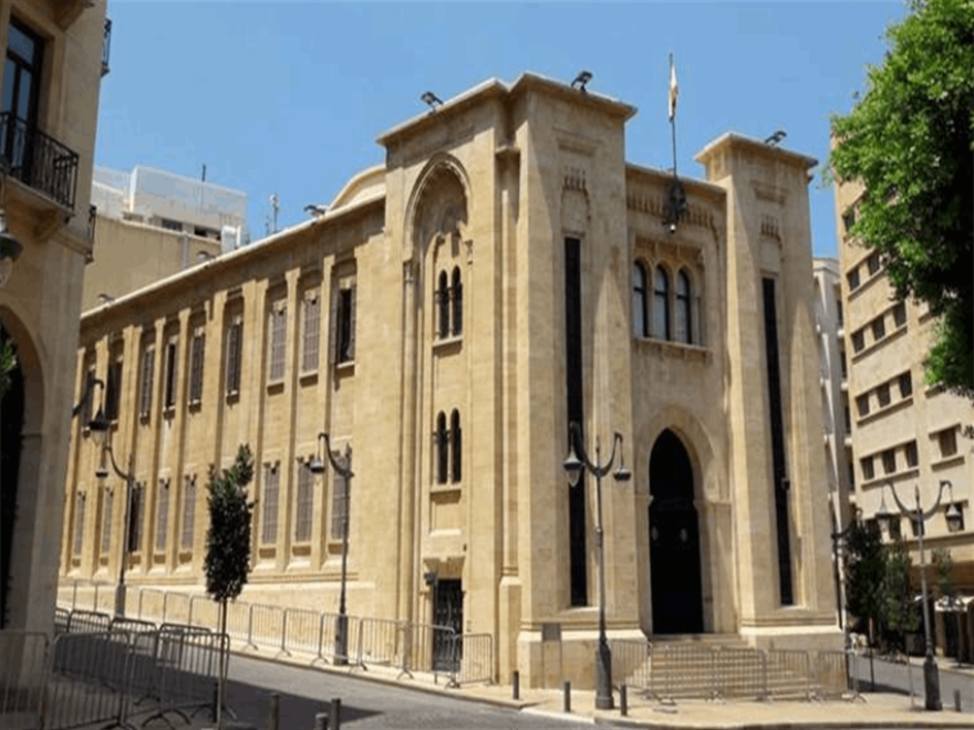 انطلاق مسيرة من ساحة الشهداء نحو مدخل مجلس النواب رفضا لقرار الحكومة تقسيط المفعول الرجعي