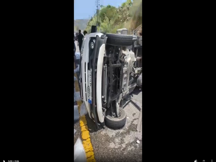 زحمة سير على أوتوستراد البترون إثر حادث بين شاحنة وسيارة (فيديو)