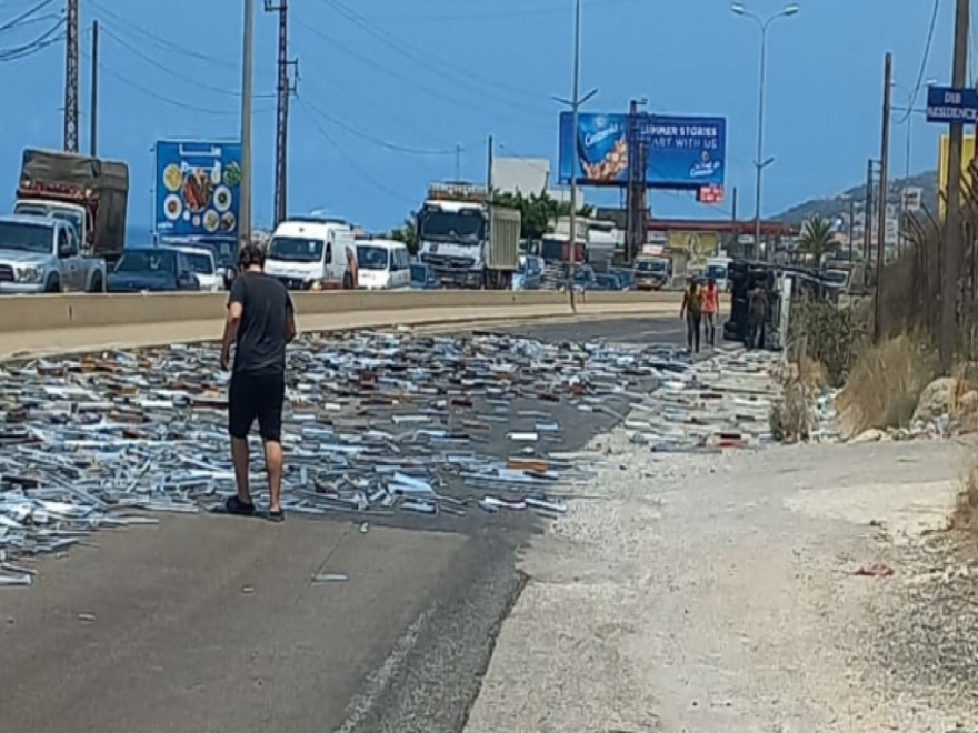 انقلاب شاحنة محملة بالزجاج على اوتوستراد كفرعبيدا 