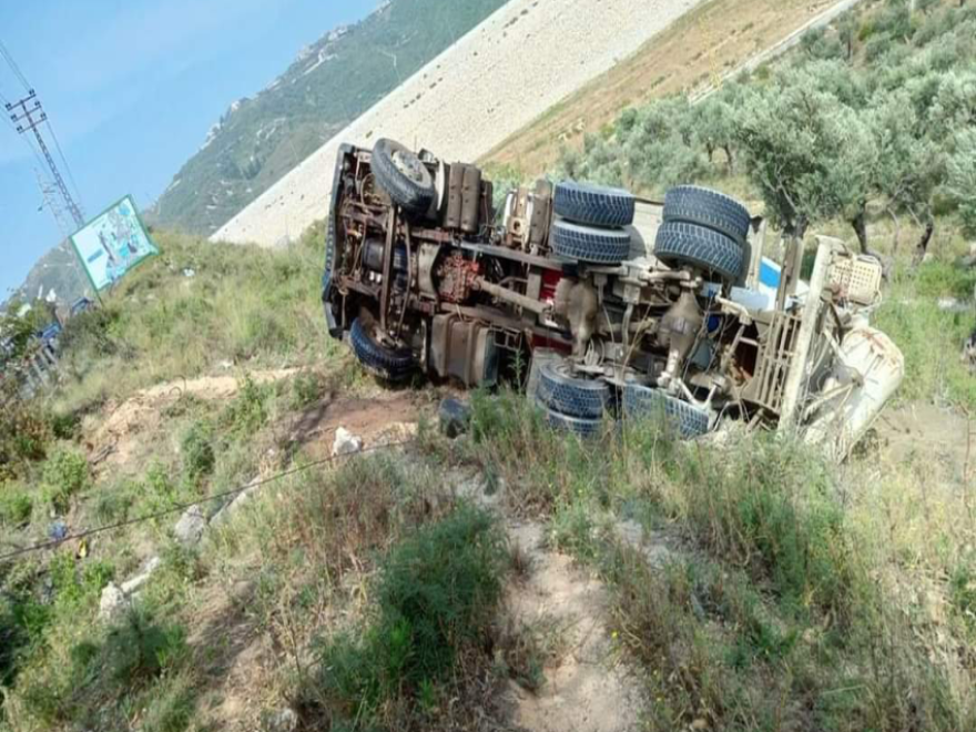 انقلاب جبالة باطون بالقرب من نفق حامات ادى الى زحمة سير