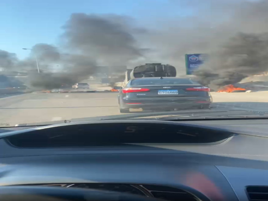 العسكريون المتقاعدون قطعوا أوتوستراد البترون – جبيل عند محلة المدفون