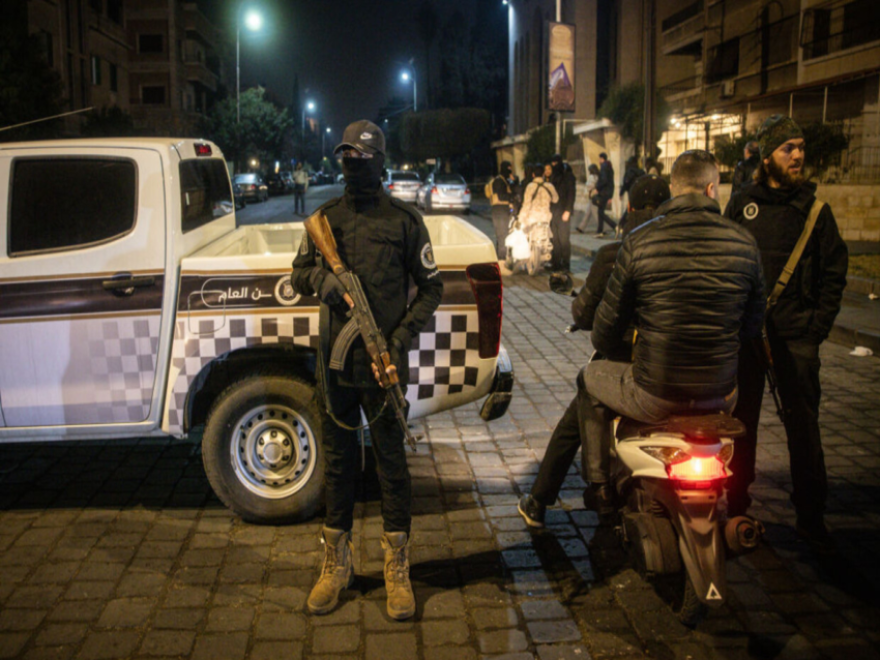 الداخلية السورية ضبطت مستودع أسلحة ضخم في مدينة البوكمال (صور)