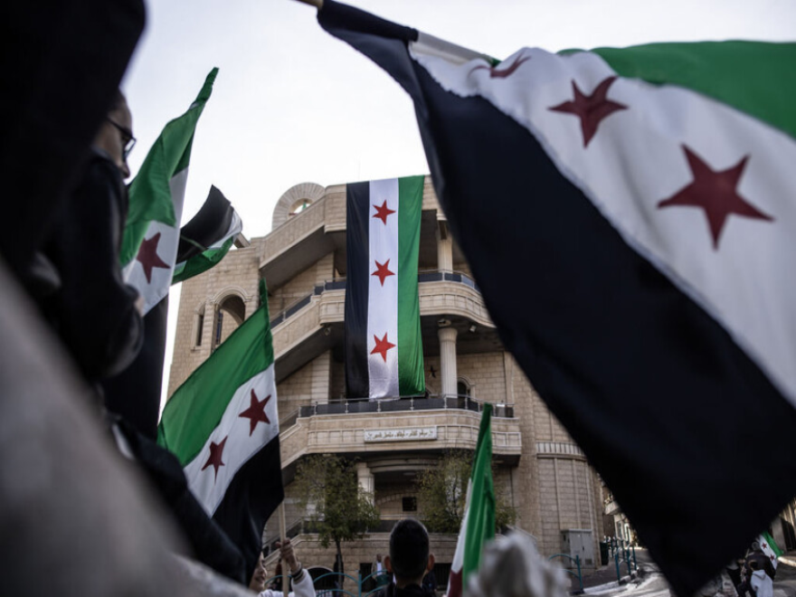 بعد أكثر من 10 سنوات.. دولة عربية تعلن إعادة فتح السفارة السورية على أراضيها