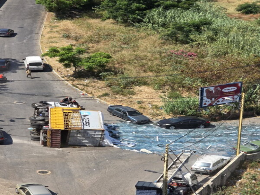 إنقلاب شاحنة محملة بالزجاج في وسط الطريق في الدكوانة