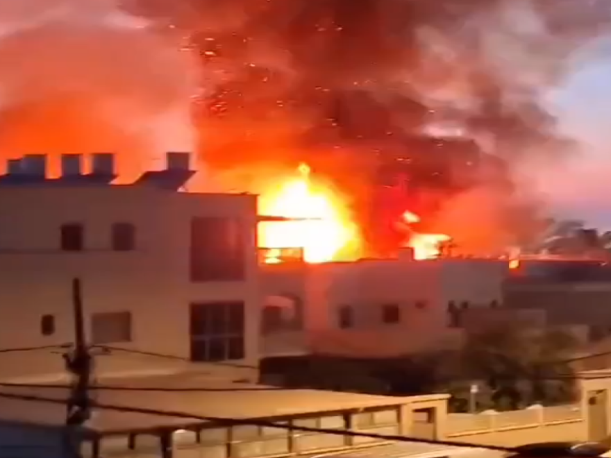بالفيديو: إصابة مبنى في نهاريا - اسرائيل بصاروخ من لبنان