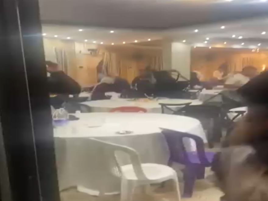 بالفيديو: جرحى إثر إشكال وتضارب داخل صالة أفراح في عكار 