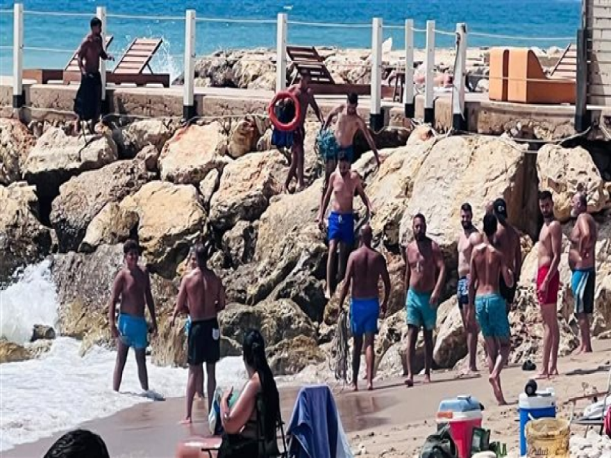 فرق الدفاع المدني سحبت عددًا من رواد البحر عند شاطئ الدامور