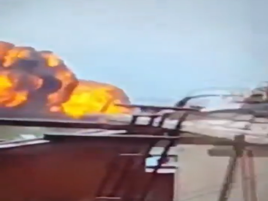 بالفيديو ... لحظة تحطم طائرة هندية في منطقة سكنية بأحمد أباد