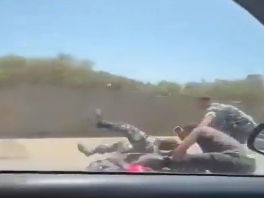 بالفيديو: حاجز سير في الكورة تحوّل إلى حلبة مصارعة