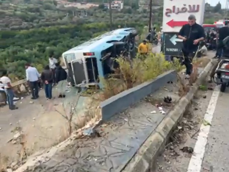 بالفيديو: انقلاب باص لنقل الطلاب في الباتوليه