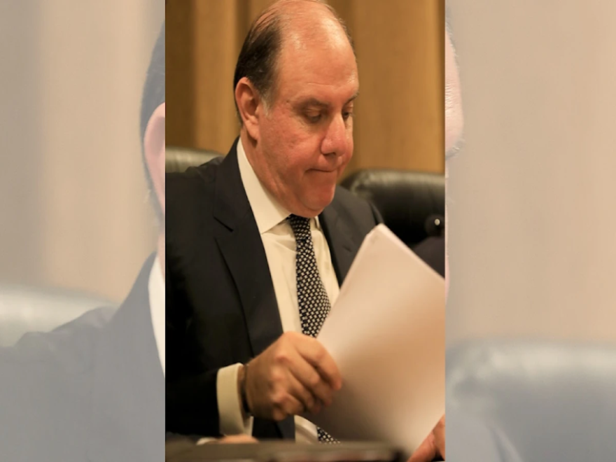 الأخبار _ الحاكم يلوّح بالتدقيق بالمنتفعين من الفوائد المرتفعة: نهاية المصارف «المميّزة»؟