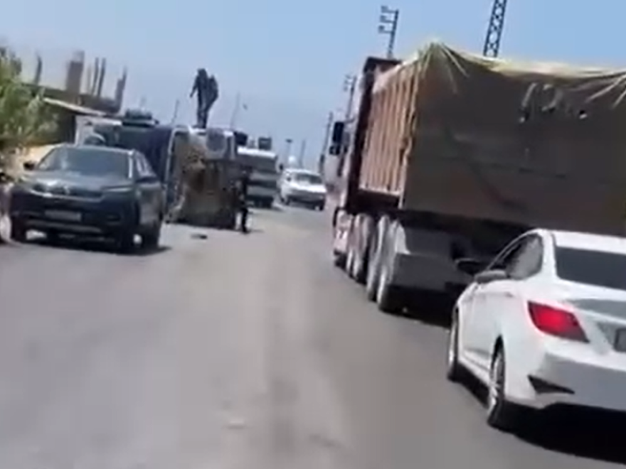 بالفيديو: إنقلاب شاحنة باتجاه سهل عكار – تل حياة والعبودية
