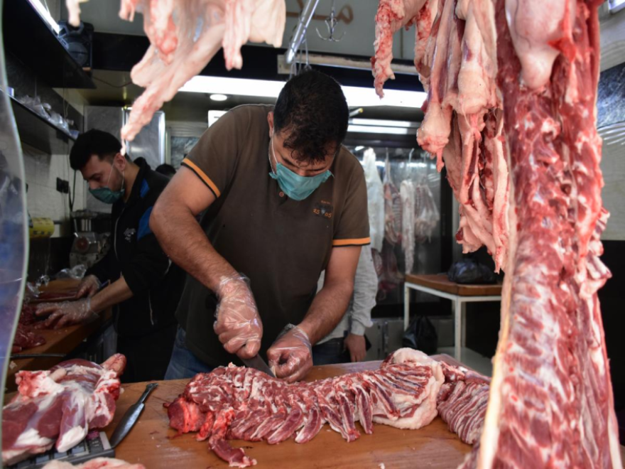 نقابة القصابين وتجار المواشي : الرسوم البيئية ترفع كلفة الإنتاج وتُشعل الأسعار