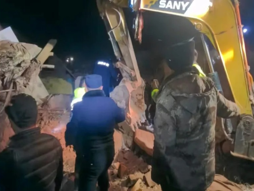إعلام رسمي صيني: 16 قتيلا و32 مصابا في زلزال الصين
